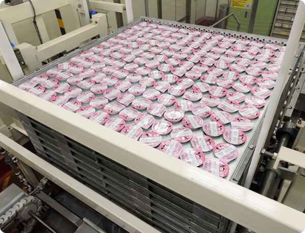 専用(yòng)トレーに積載